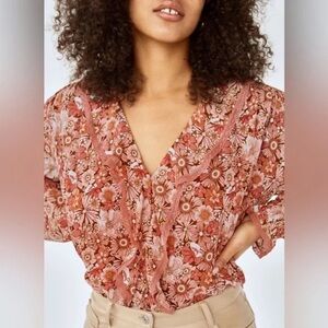 Aritzia Wilfred - Floral Eden Pink Long Sleeve V-Neck Bohemian Blouse in Size M